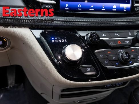 Used 2023 Chrysler Pacifica Touring-L FWD image 13