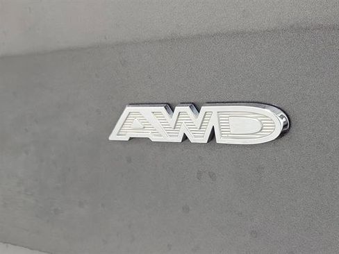 Used 2023 Chrysler Pacifica Touring-L image 6