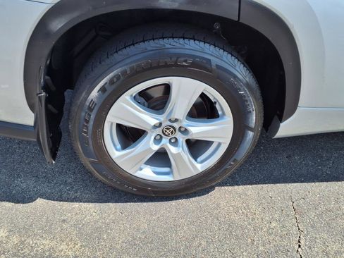 Used 2023 Toyota Highlander LE image 7