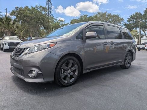 Used 2011 Toyota Sienna SE w/ Preferred Pkg FWD image 8