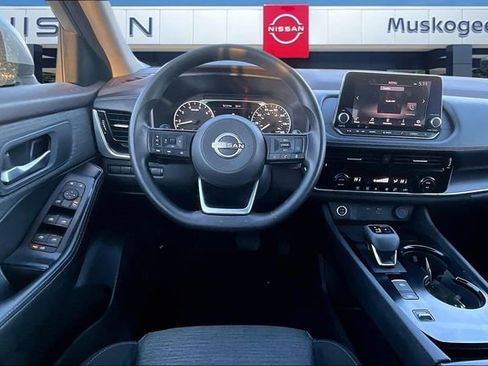 Used 2022 Nissan Rogue SV image 8