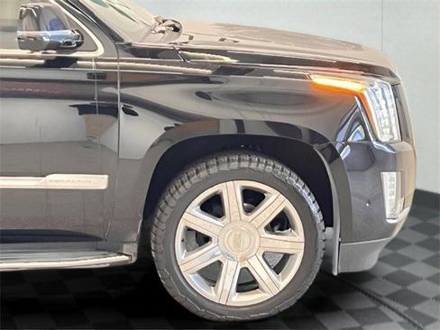 Used 2020 Cadillac Escalade Premium Luxury image 38