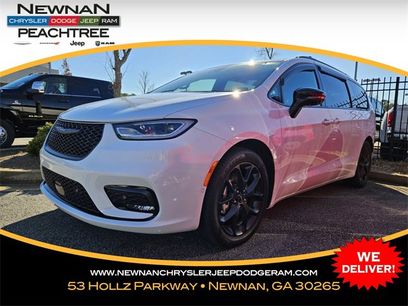 Used 2024 Chrysler Pacifica Limited w/ Uconnect Theater Family Group