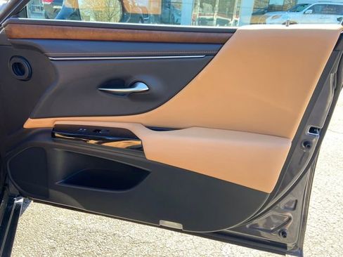 Used 2023 Lexus ES 300h w/ Premium Package image 29