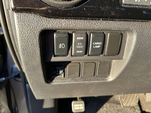 Used 2018 Nissan Titan SV w/ SV Convenience Package RWD image 19