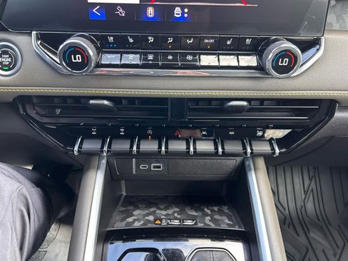 Used 2023 Chevrolet Colorado ZR2 w/ ZR2 Convenience Package III AWD/4WD image 19