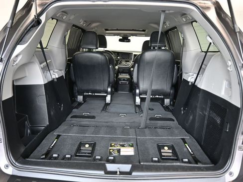 Used 2020 Toyota Sienna SE Premium image 60