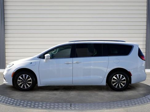 Used 2021 Chrysler Pacifica Touring-L FWD image 4