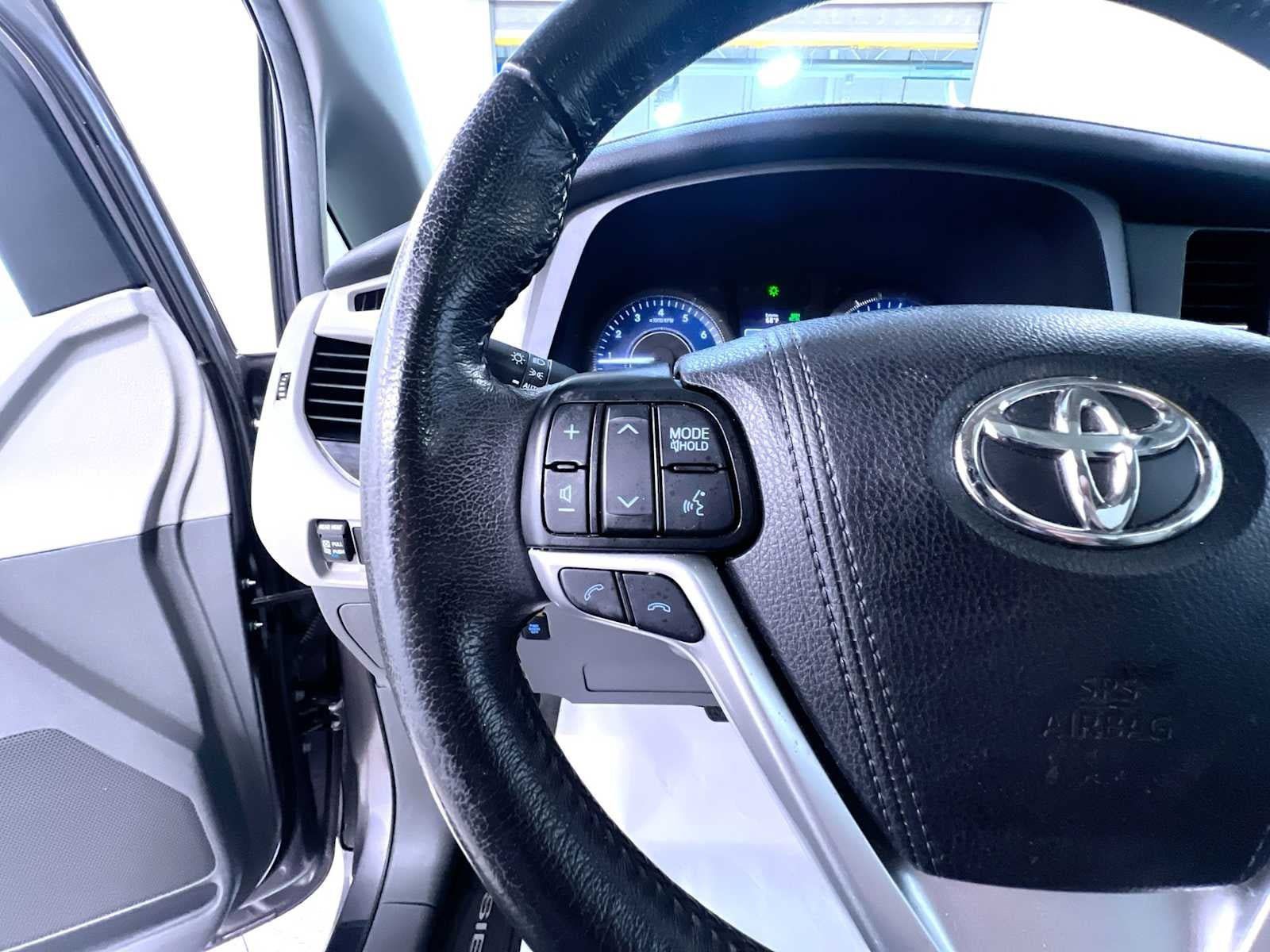Used 2019 Toyota Sienna XLE w/ XLE Navigation Package FWD image 20