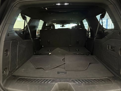 Used 2022 Chevrolet Suburban LT w/ Luxury Package image 23