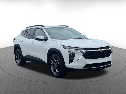 Used 2025 Chevrolet Trax LT FWD image 3