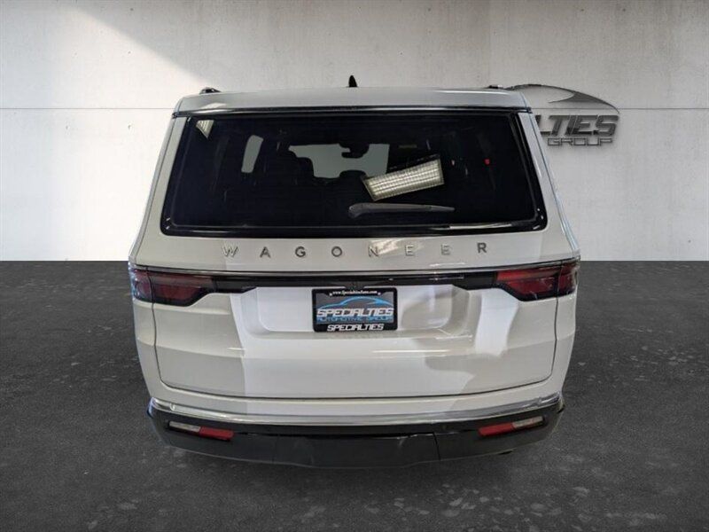 Used 2025 Jeep Wagoneer Series II w/ 8-Passenger Seating Package AWD/4WD image 9