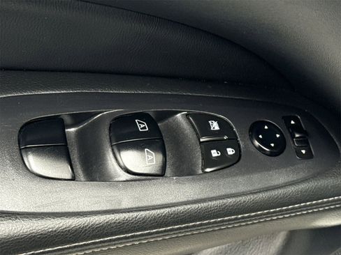 Used 2020 Nissan Pathfinder SV image 17