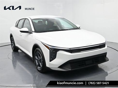 New 2025 Kia K4 LXS image 1