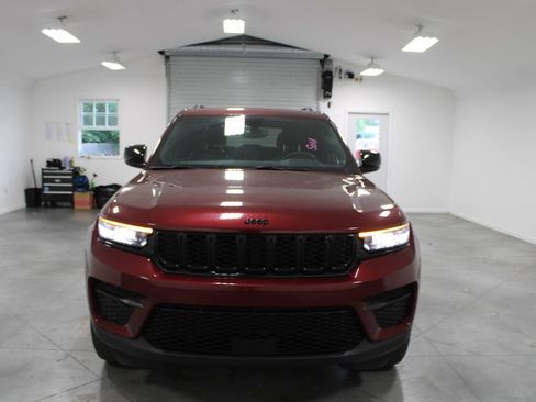 Used 2024 Jeep Grand Cherokee Altitude AWD/4WD image 3