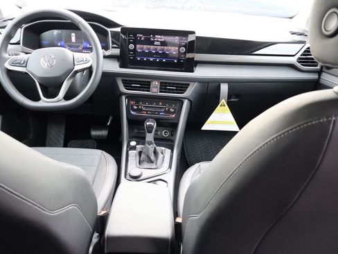 New 2026 Volkswagen Taos SE image 17