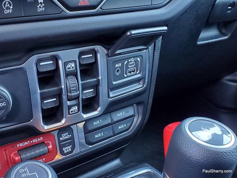 Used 2025 Jeep Wrangler Unlimited Rubicon w/ XTREMEE 35" Tire Package image 37