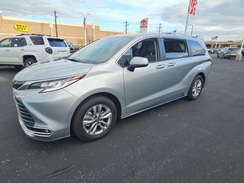 Certified 2023 Toyota Sienna Limited FWD image 7