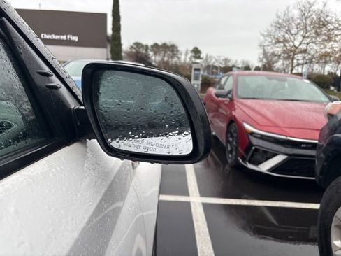 Used 2023 Hyundai Venue Limited image 12