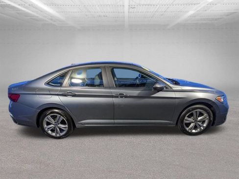 Used 2024 Volkswagen Jetta SE FWD image 8