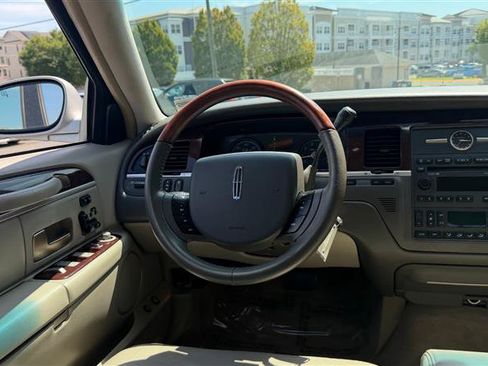 Used 2009 Lincoln Town Car Signature Limited RWD image 26
