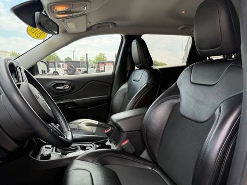 Used 2019 Jeep Cherokee Latitude Plus AWD/4WD image 8