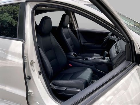 Used 2019 Honda HR-V Touring image 9