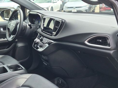 Used 2025 Chrysler Pacifica Select FWD image 25