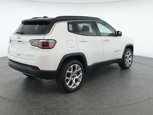 Used 2025 Jeep Compass Limited image 9