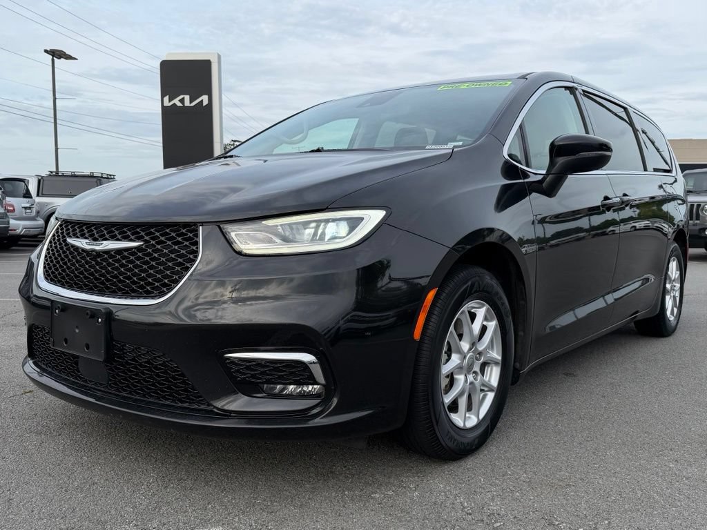 Used 2023 Chrysler Pacifica Touring-L FWD image 3