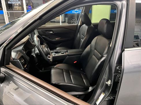 Used 2023 Nissan Rogue SV w/ SV Premium B Package image 10