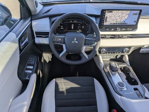 New 2025 Mitsubishi Outlander SE image 29