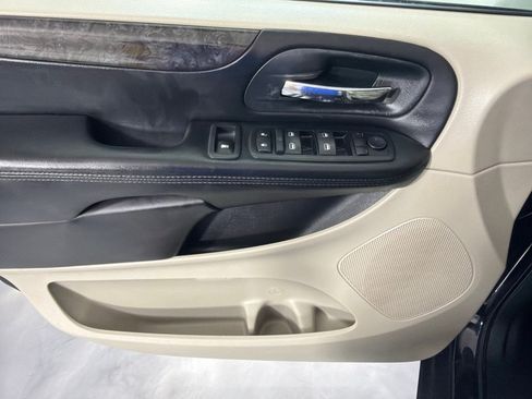 Used 2014 Dodge Grand Caravan SXT w/ UConnect Hands-Free Group FWD image 9