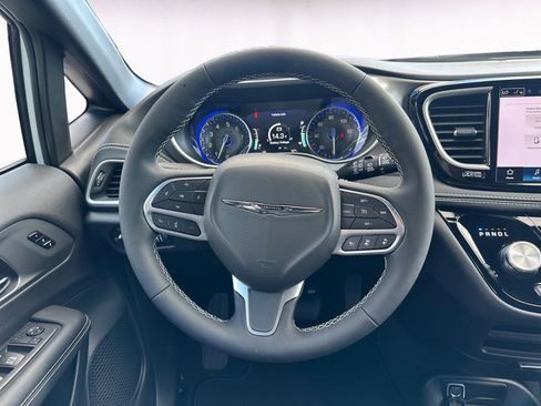 New 2026 Chrysler Pacifica Select FWD image 12
