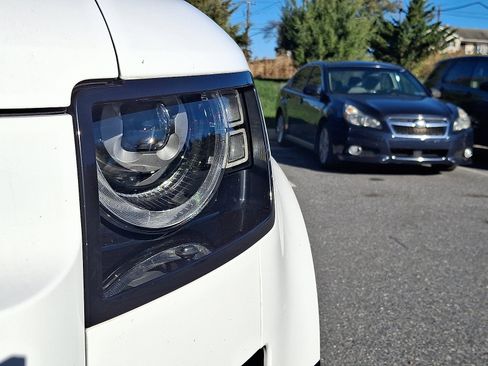 Used 2023 Land Rover Defender 110 X-Dynamic SE image 9