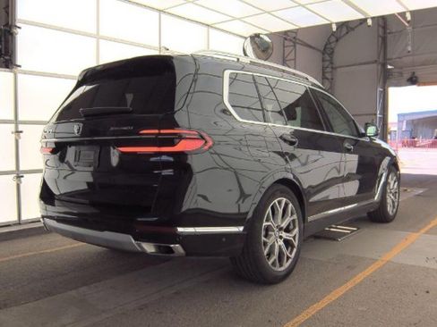 Used 2025 BMW X7 xDrive40i AWD/4WD image 3