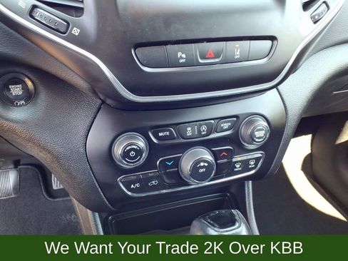 Used 2021 Jeep Cherokee Latitude Plus AWD/4WD image 15