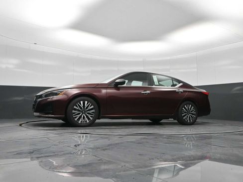 Used 2024 Nissan Altima 2.5 SV image 32