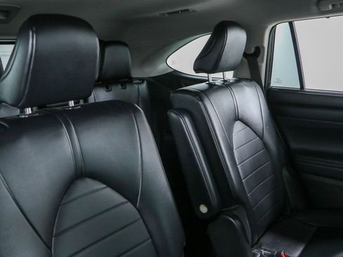 Used 2023 Toyota Highlander XLE AWD/4WD image 30