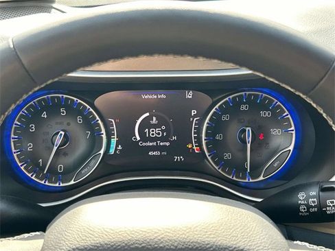 Used 2024 Chrysler Pacifica Touring-L image 36