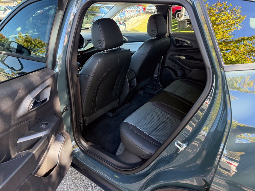 Used 2026 Chevrolet Trax LT w/ LT Convenience Package FWD image 11