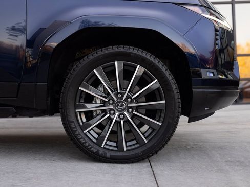 Used 2024 Lexus GX 550 image 2