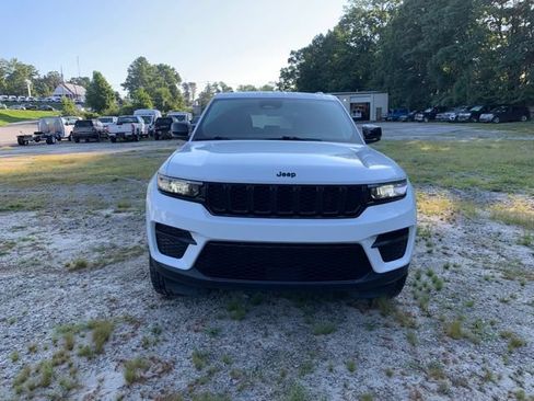 Used 2025 Jeep Grand Cherokee Altitude AWD/4WD image 3