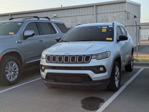 Used 2025 Jeep Compass Latitude image 4