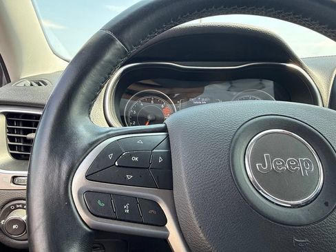 Used 2019 Jeep Cherokee Latitude Plus w/ Cold Weather Group AWD/4WD image 15