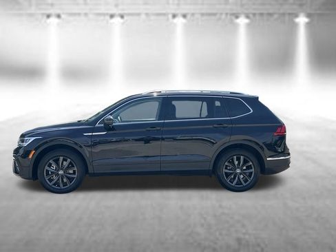Used 2023 Volkswagen Tiguan SE w/ Panoramic Sunroof Package FWD image 2