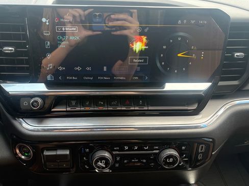 Used 2024 Chevrolet Silverado 2500 High Country w/ Technology Package AWD/4WD image 9