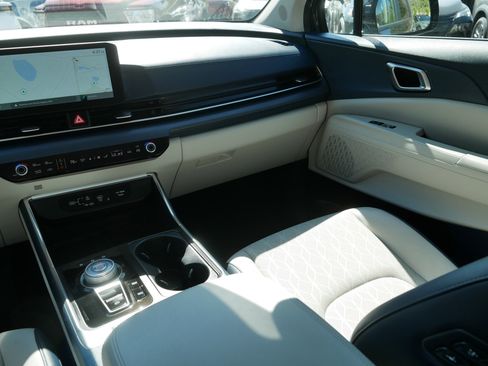 Certified 2025 Kia Carnival EX FWD image 11