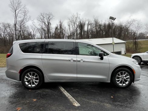 Used 2024 Chrysler Pacifica Touring-L image 2