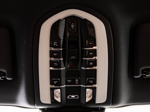 Certified 2025 Porsche Macan image 38